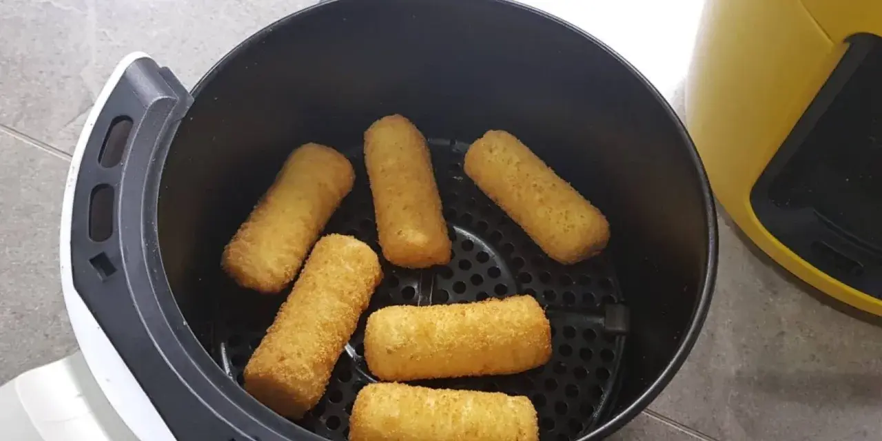 Crocchette di patate dorate e croccanti pronte per essere gustate, appena uscite dalla friggitrice ad aria.