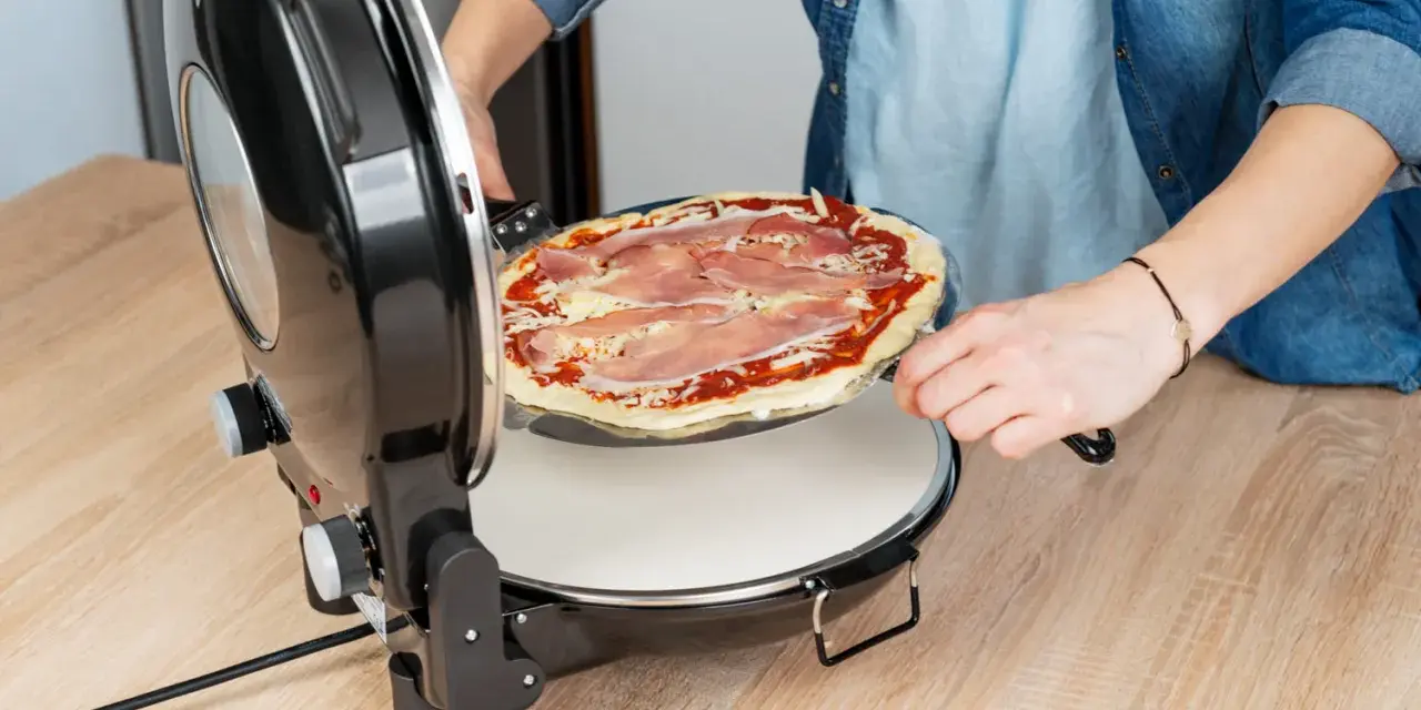 Wkładanie pizzy do pieca. Ten najlepsza pizza przepis jest prosty i szybki!