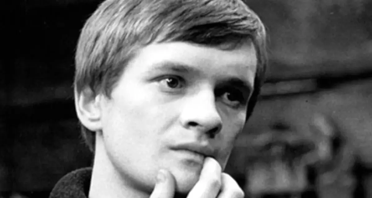 Młody Andrzej Miś, zamyślony, z palcem przy ustach. Jego życiorys to fascynująca historia.