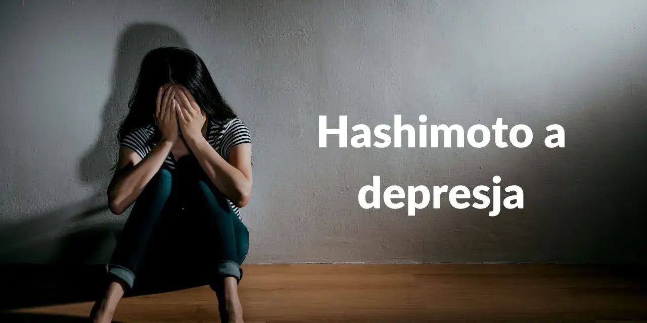 Smutna kobieta siedzi na podłodze, zakrywając twarz dłońmi. Tekst: Hashimoto a depresja. Niedoczynność tarczycy może objawiać się psychicznie.