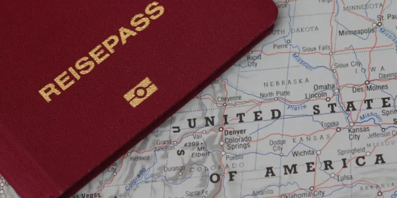 Ein roter Reisepass liegt auf einer Karte der USA. Perfekt für deinen **Gap Year USA** Traum!