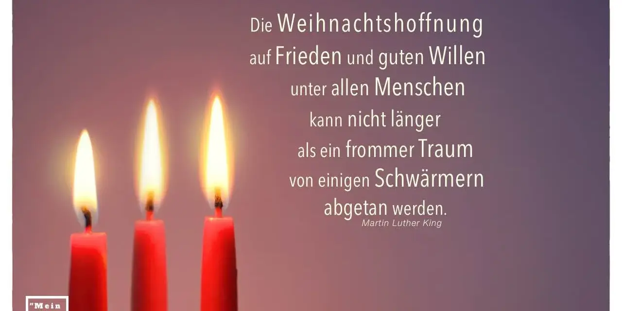 Drei brennende rote Kerzen vor einem lila Hintergrund mit einem Zitat von Martin Luther King Jr.