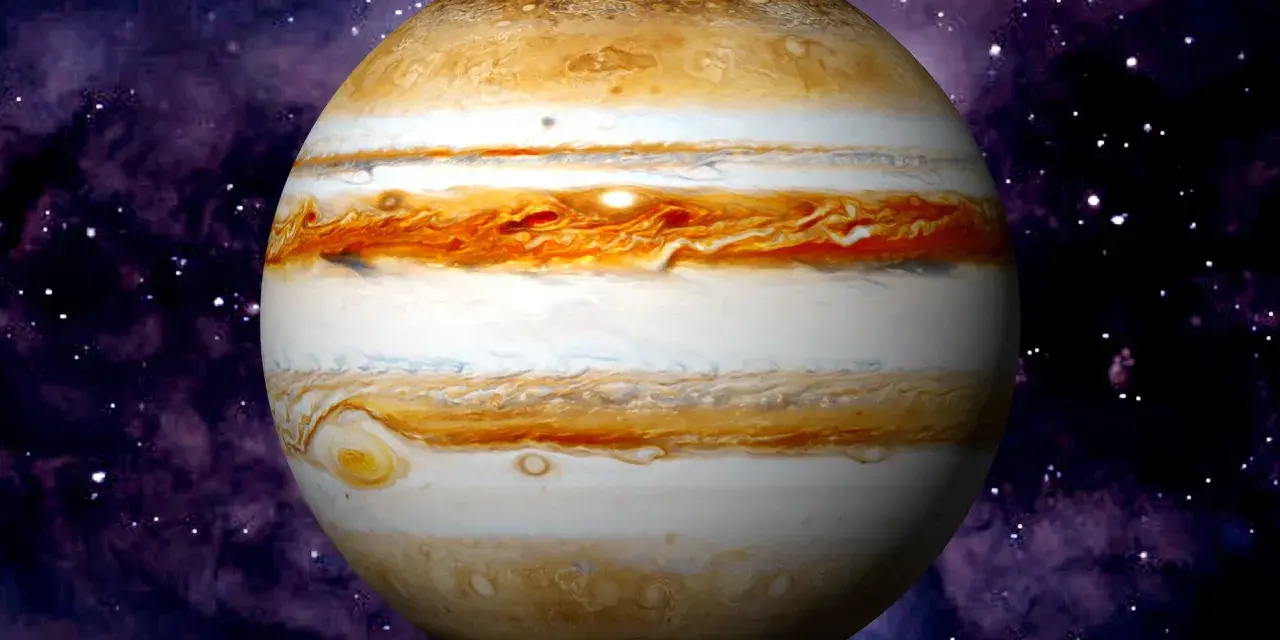 El planeta Júpiter, con sus bandas de gas anaranjadas y blancas, flota en el espacio profundo, rodeado de nebulosas púrpuras y estrellas.