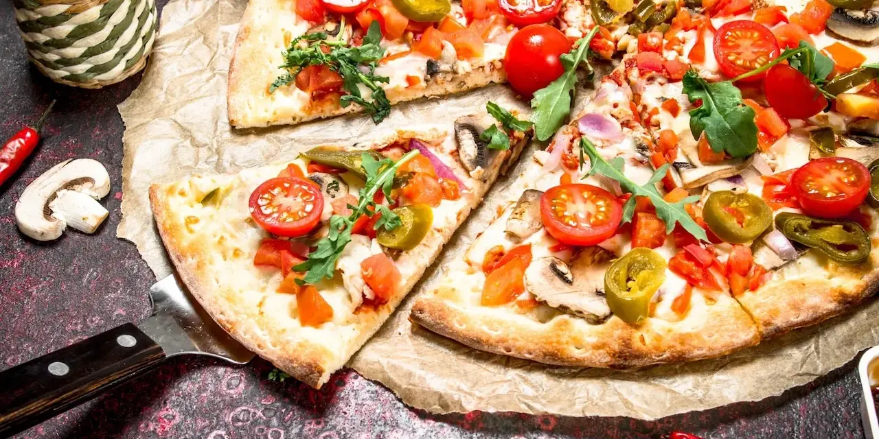 Pyszna pizza na cienkim cieście z pomidorkami, jalapeno i rukolą. Idealna na spotkanie z przyjaciółmi.