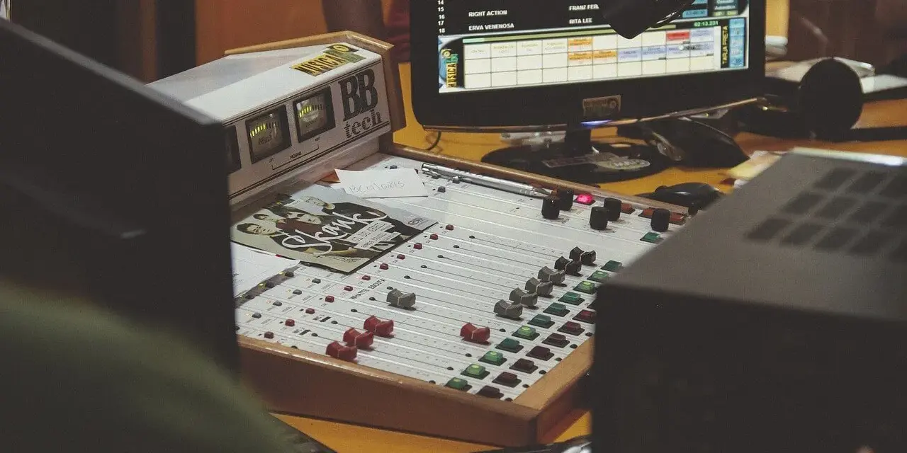 Konsola DJ-a i ekran z listą utworów, gdzie można usłyszeć najwięksi twórcy muzyki elektronicznej.