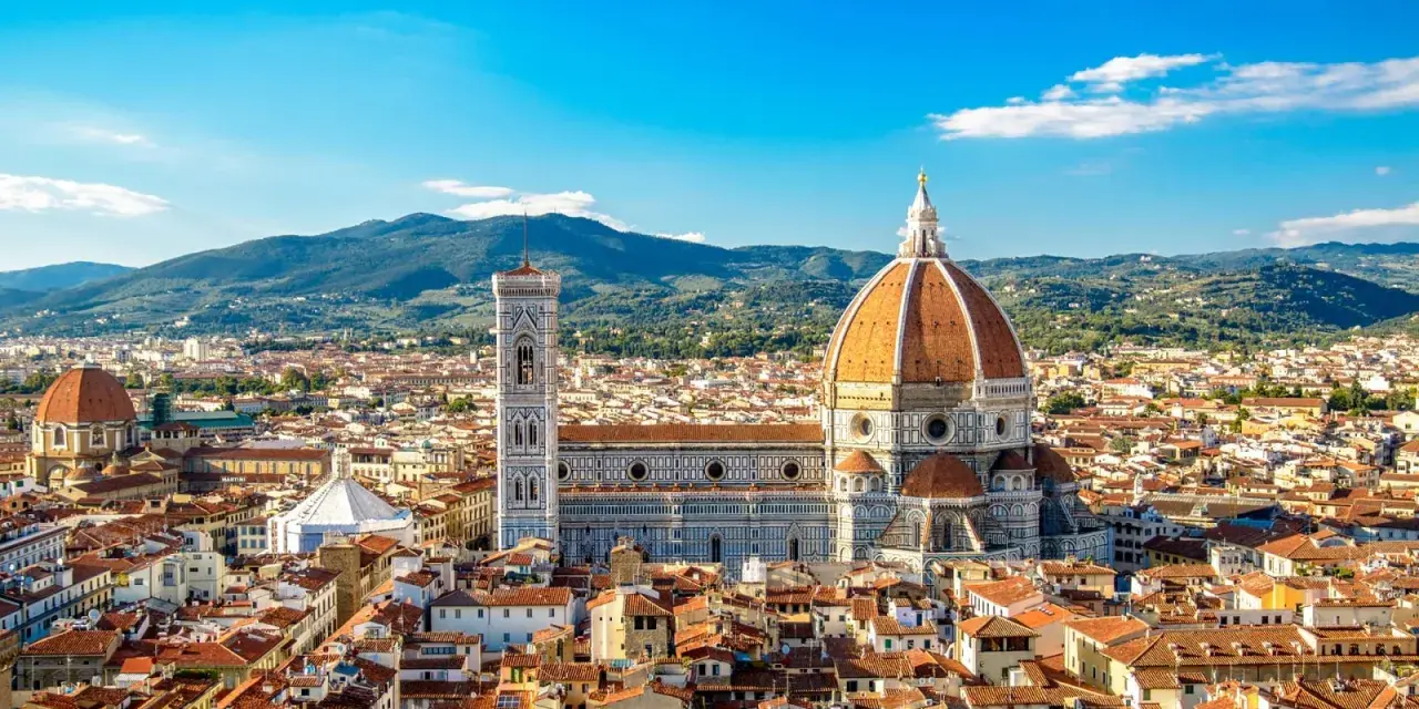 Widok na Florencję, jedno z najpiękniejszych miejsc w Europie, z katedrą Santa Maria del Fiore i dzwonnicą Giotta na tle wzgórz.