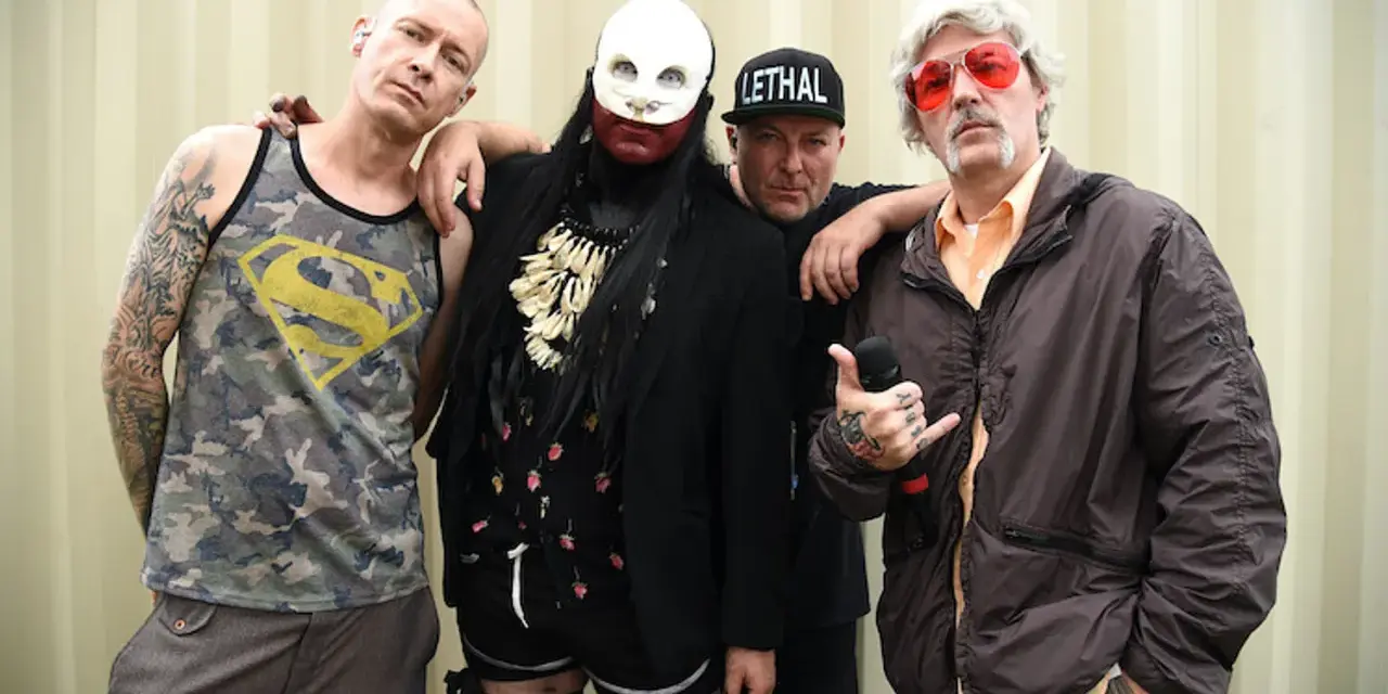 Członkowie Limp Bizkit, gotowi by break stuff, pozują do zdjęcia. Jeden w koszulce z Supermanem, drugi w masce, trzeci w czapce "Lethal", a czwarty z mikrofonem.