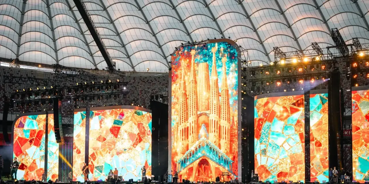Wielkie ekrany rozświetlają stadion, tworząc barwną mozaikę. To roztanczony narodowy transmisja, gdzie sztuka i muzyka łączą się w widowiskowym spektaklu.
