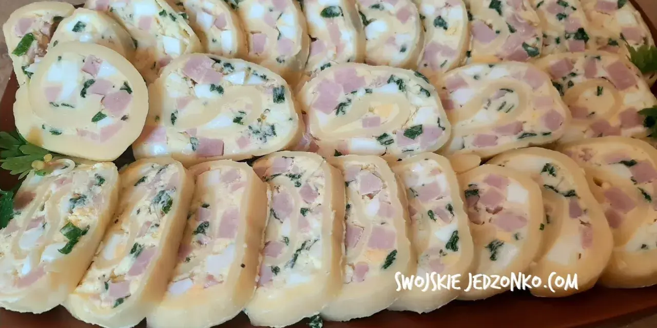 Roladki z jajek, szynki i szczypiorku, idealne dania wielkanocne na gorąco.