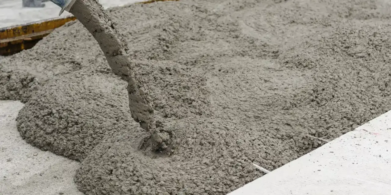 Coulée de béton frais d'une toupie 7m3. Le prix de ce volume est compétitif pour vos projets.