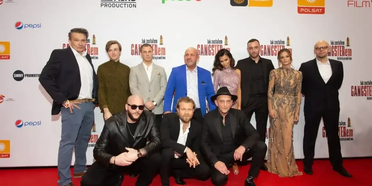 Obsada filmu "Jak zostałem gangsterem" na czerwonym dywanie.