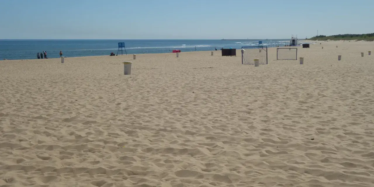 Piękna plaża w Gdańsku, idealne miejsce, gdzie na spacer. W tle widać morze i niebo.