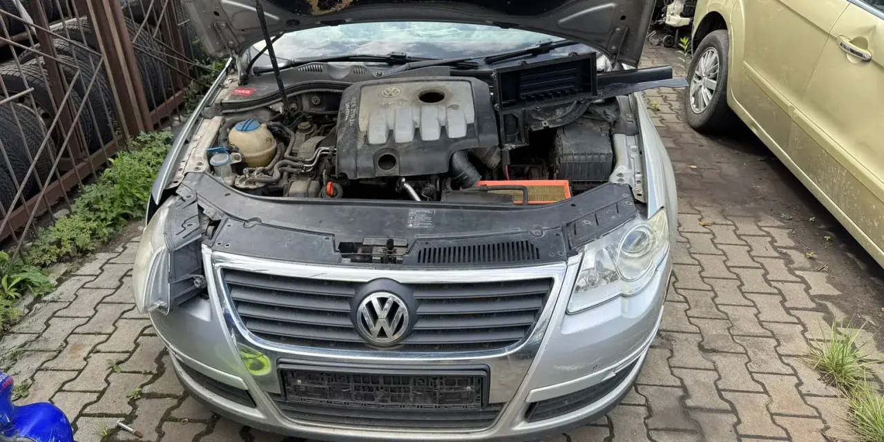 Silny Volkswagen z otwartą maską, silnik widoczny. Zastanawiasz się, ile kosztuje wystawienie samochodu na OLX?