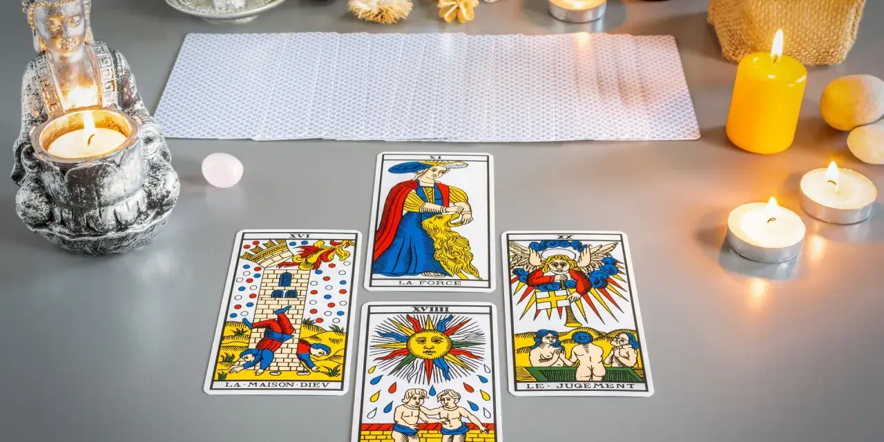 Una lectura de tarot con cartas como La Fuerza, La Maison Dieu y Le Jugement. ¿Los arcanos sí o no?