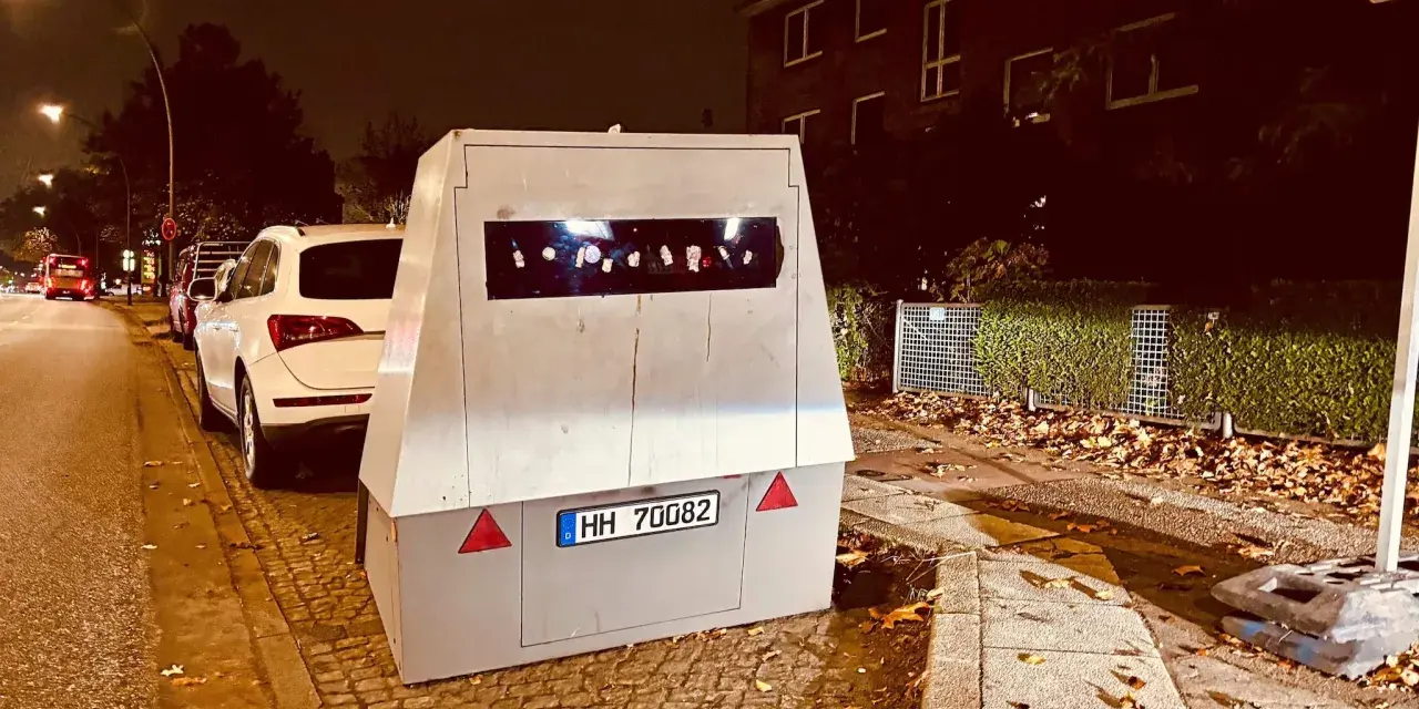 Mobile Blitzer-Anhänger mit Kennzeichen HH 70082 am Straßenrand. Vorsicht, hier drohen hohe Blitzer Kosten!
