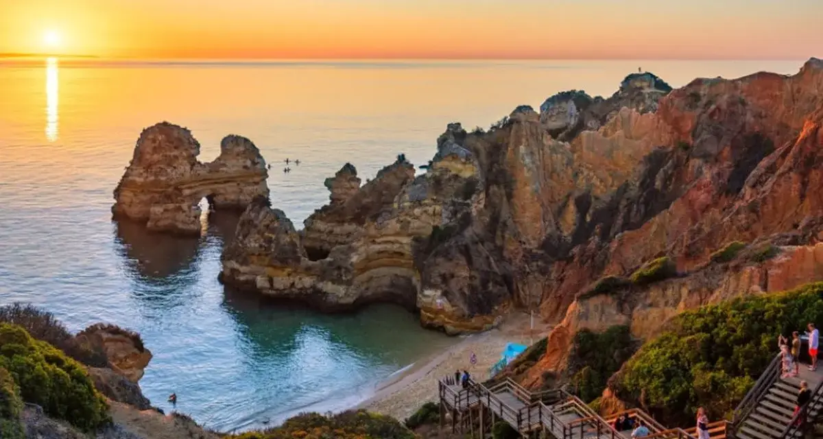 Zachód słońca nad skalistym wybrzeżem Algarve. Portugalia, jakie morze? To Atlantyk, który tworzy tu malownicze zatoczki i łuki skalne.