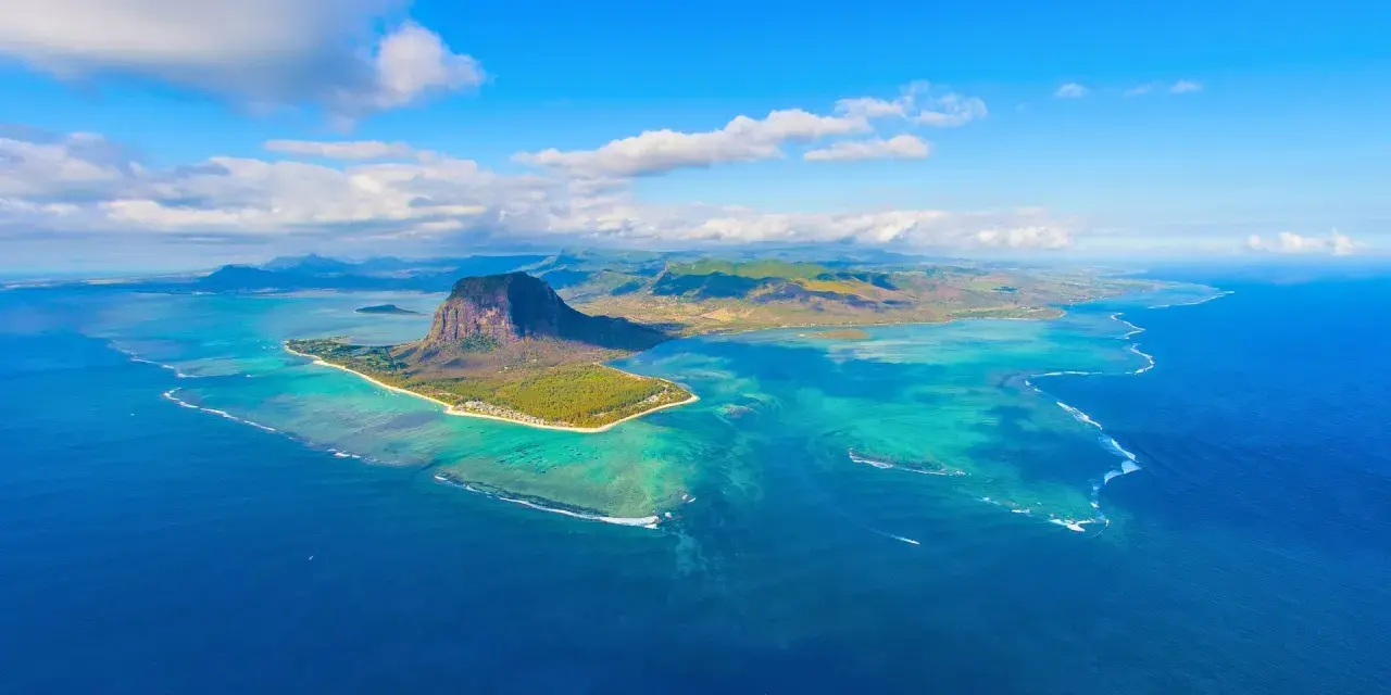 Widok z lotu ptaka na Le Morne Brabant na Mauritiusie. Idealny czas na wizytę to maj-grudzień, kiedy pogoda jest słoneczna i sucha.