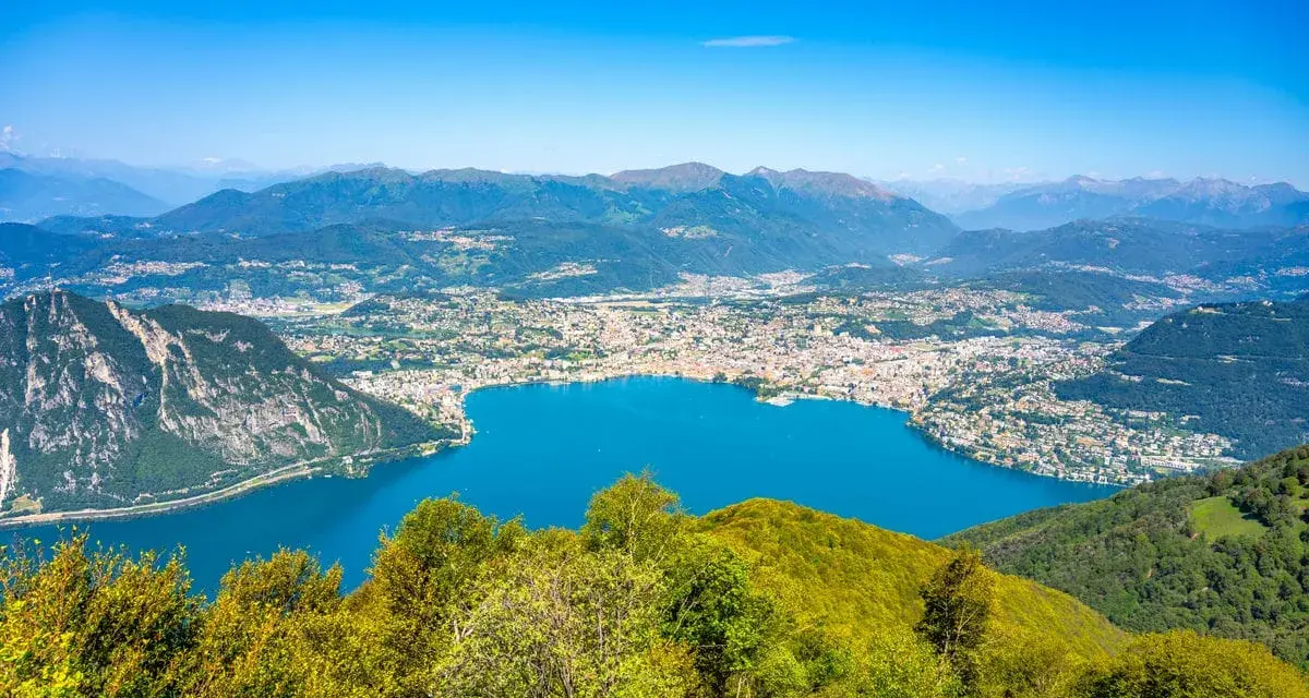 Panoramica mozzafiato del lago e della città, un vero balcone d'Italia in moto, con montagne sullo sfondo.