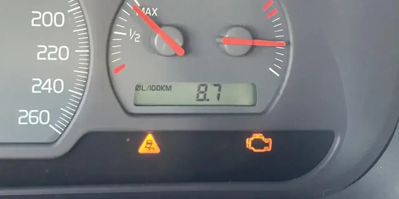 Na desce rozdzielczej świeci się kontrolka trakcji i silnika.