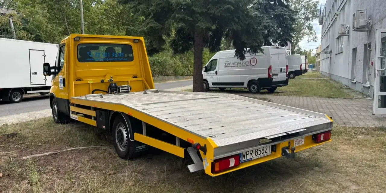 Żółta autolaweta gotowa do pracy. Chcesz wiedzieć, jak zdobyć zlecenia na autolawetę? Ten pojazd to Twój pierwszy krok do sukcesu.