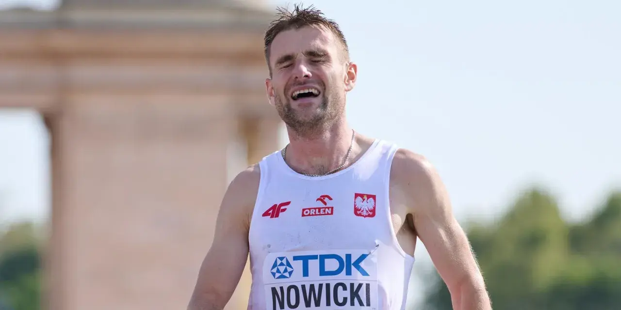 Adam Nowicki, polski lekkoatleta, z wyrazem triumfu na twarzy po udanym biegu.