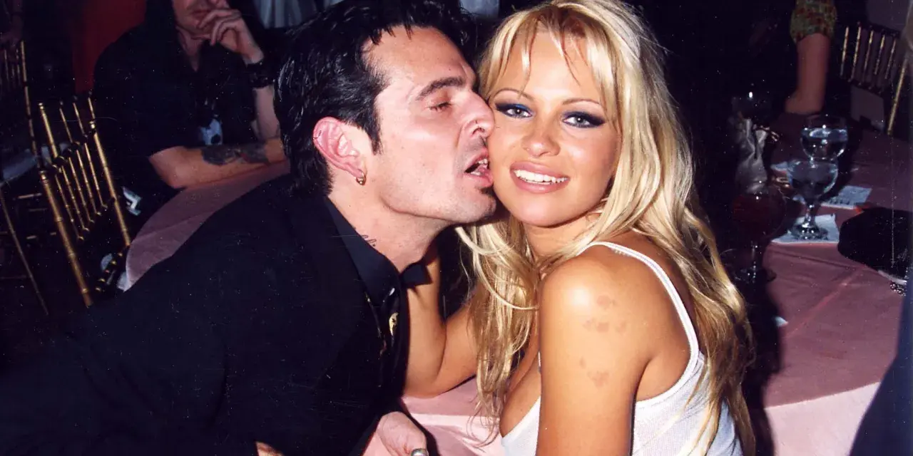 Tommy Lee całuje w policzek Pamelę Anderson.