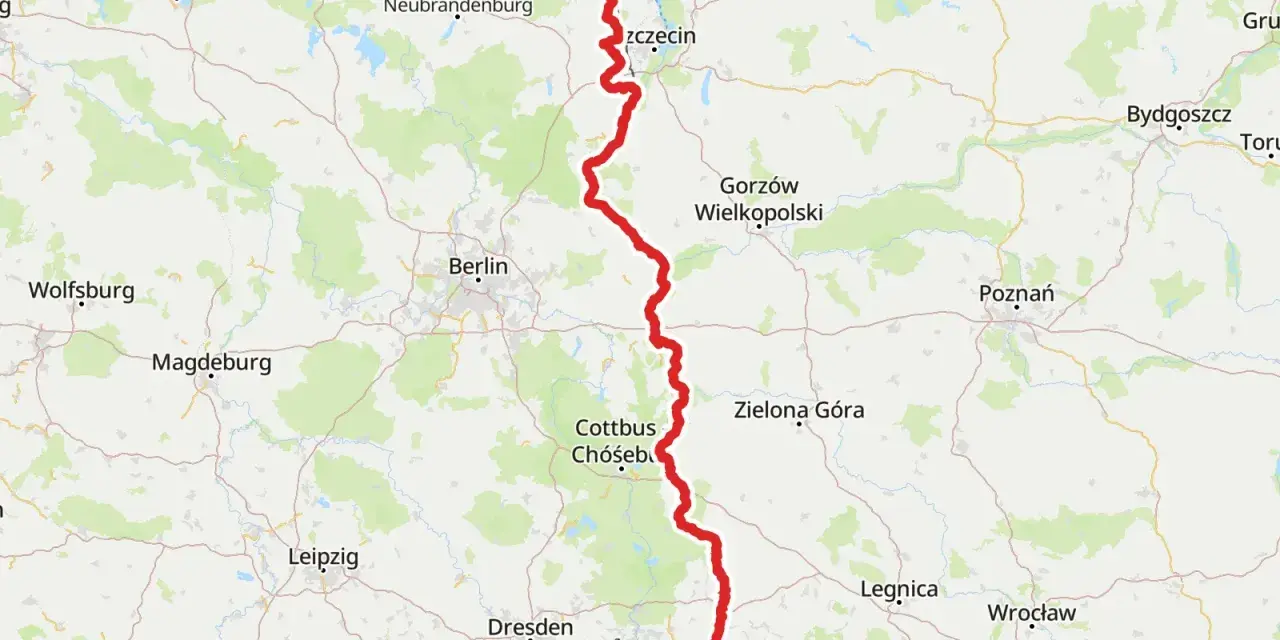 Mapa z zaznaczonym szlakiem rowerowym Odra-Nysa, idealnym do planowania noclegów i podróży.
