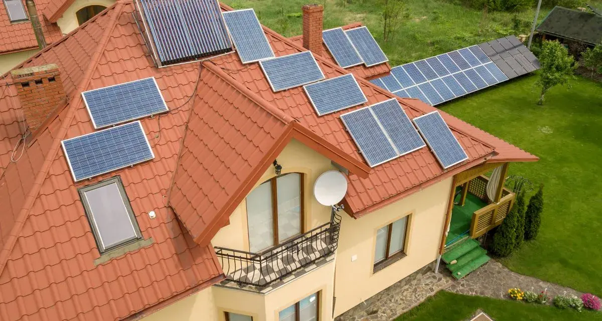 Dom z panelami fotowoltaicznymi na dachu. Instalacja fotowoltaiczna to inwestycja, która pozwala na odliczenie fotowoltaiki od podatku, obniżając rachunki.