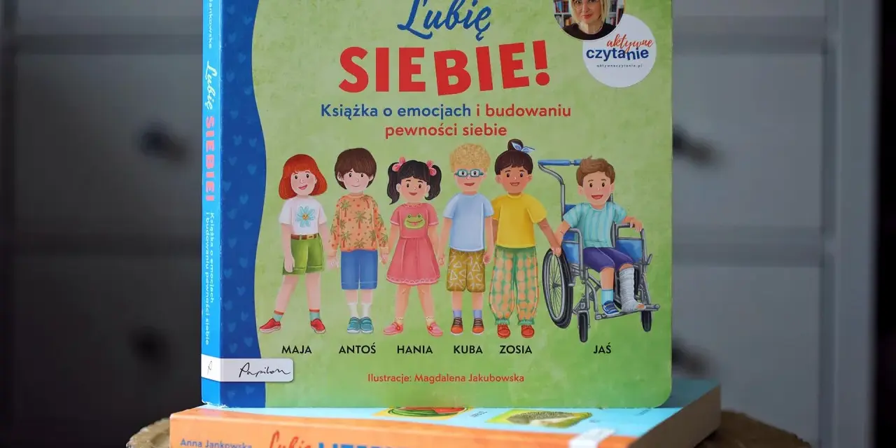 Książka "Lubię SIEBIE!" Anny Jankowskiej to pomoc w budowaniu pewności siebie u dzieci. Ilustracje przedstawiają grupę uśmiechniętych dzieci, w tym chłopca na wózku.