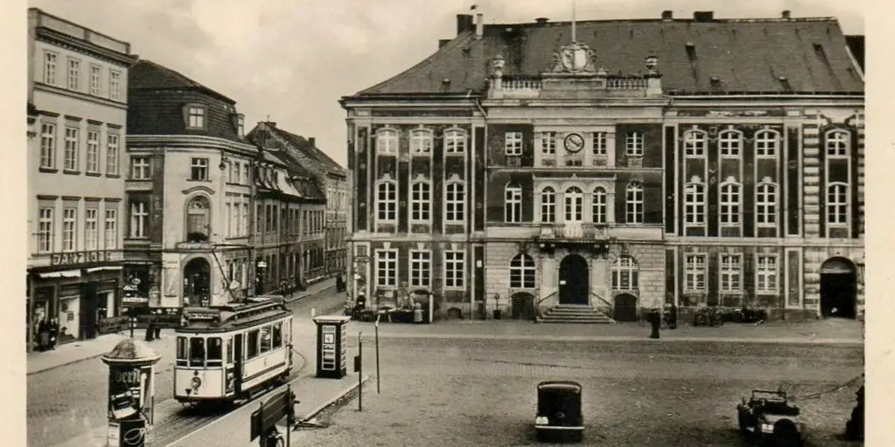 Kostrzyn nad Odrą przed wojną: tramwaj i samochody na rynku przed ratuszem.