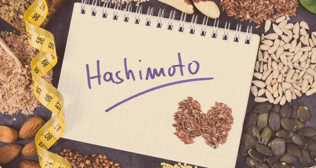 Czy hashimoto skraca życie? Notatnik z napisem "Hashimoto", taśma miernicza i zdrowe nasiona.