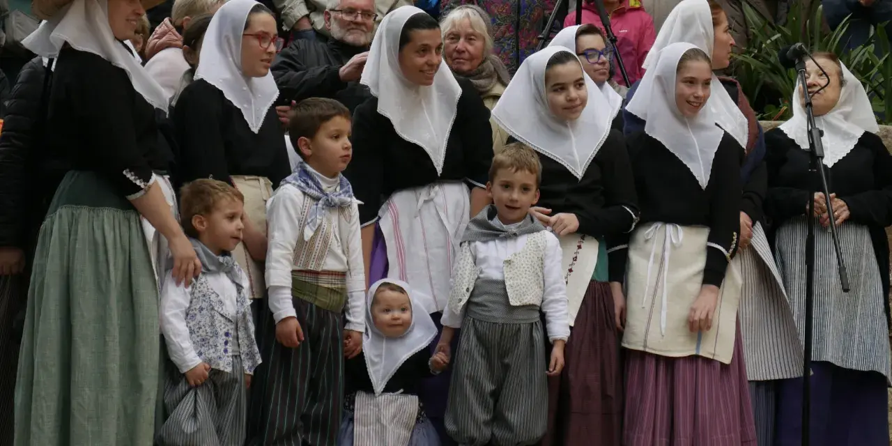 Dzieci w tradycyjnych strojach, jakby z obrazka "co przywieźć z Majorki".
