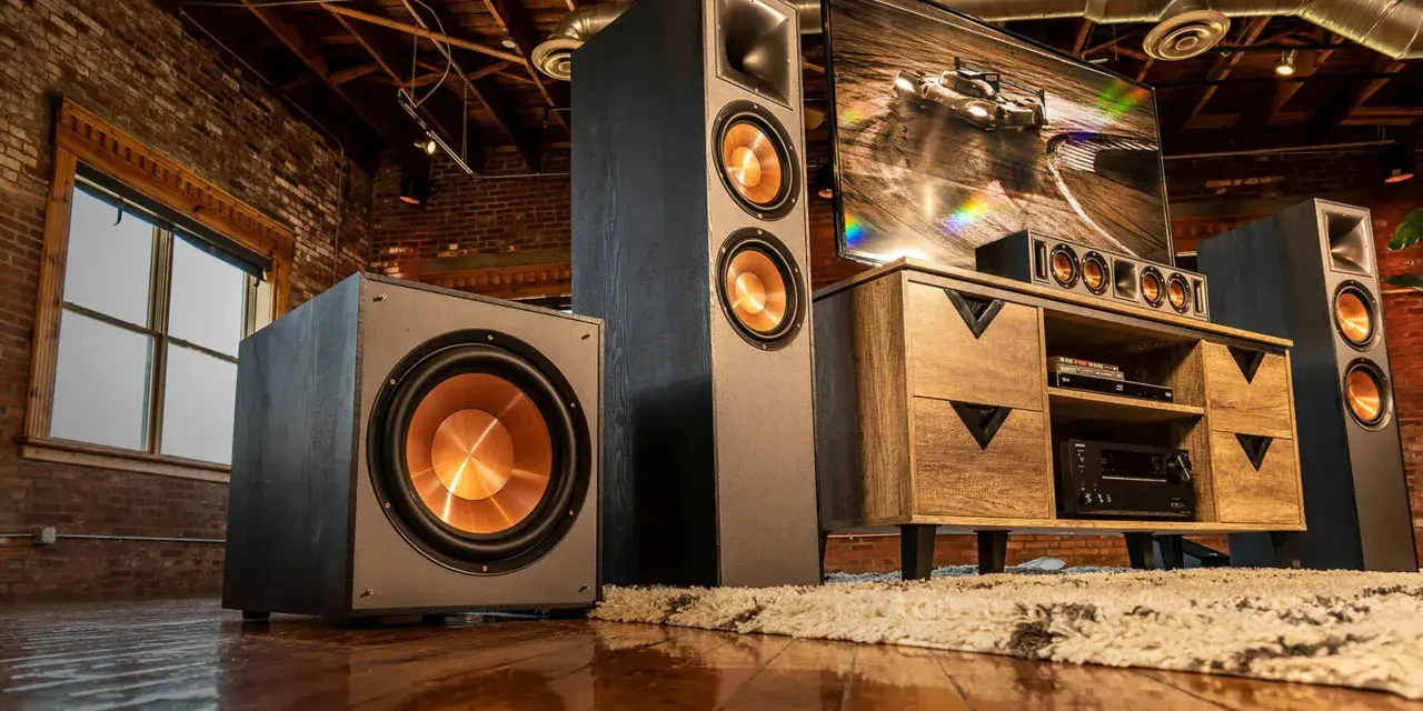 Idealne ustawienie subwoofera i głośników w industrialnym salonie. Ciemne kolumny i subwoofer z miedzianymi membranami tworzą stylowy zestaw audio.