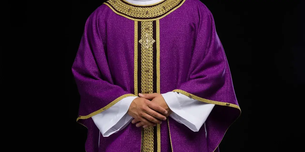 Eleganckie fioletowe szaty liturgiczne z bogatymi złotymi zdobieniami, noszone przez mężczyznę z dłońmi złożonymi na piersi.