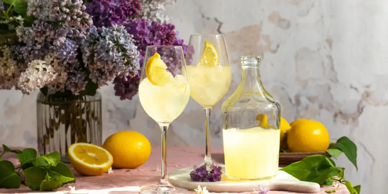 Erfrischender Limoncello mit frischen Zitronen, Eis und einem Hauch von Flieder. Die perfekten Zutaten für einen Sommerabend.