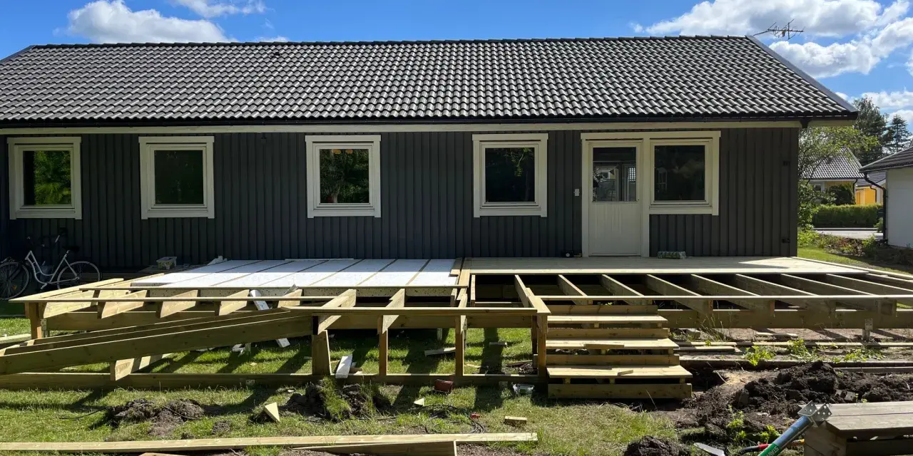 Ny altan byggs med tryckimpregnerat altan virke. Grunden är på plats, trappan tar form.