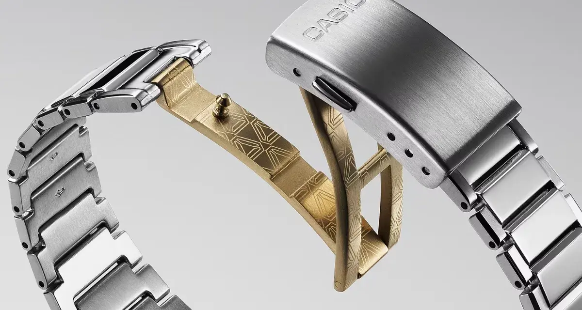 Dwa rodzaje bransolet w zegarkach: metalowa z grawerem i srebrna z logo Casio.