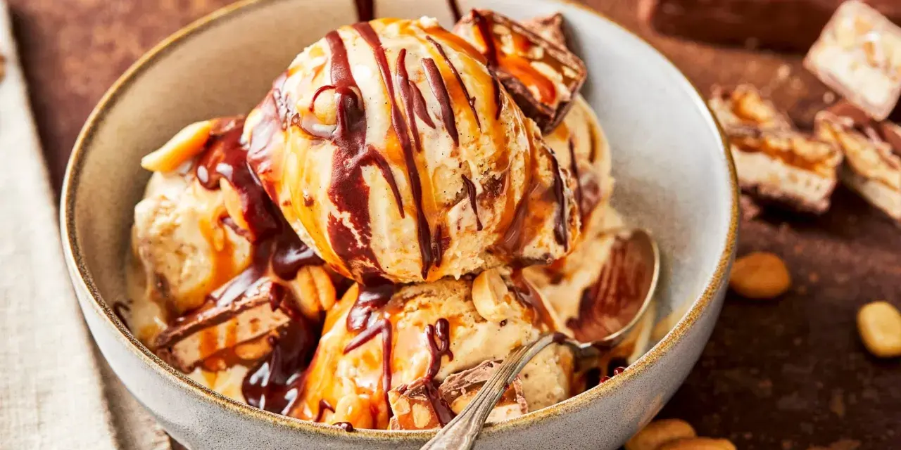Schokoladiges Eis mit Karamell und Erdnüssen, perfekt für alle, die Snickers Eis selber machen wollen.