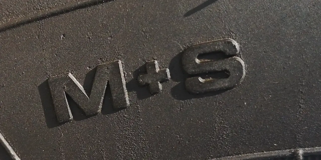 Napis "M+S" na bieżniku opony, oznaczający gotowość na błoto i śnieg.