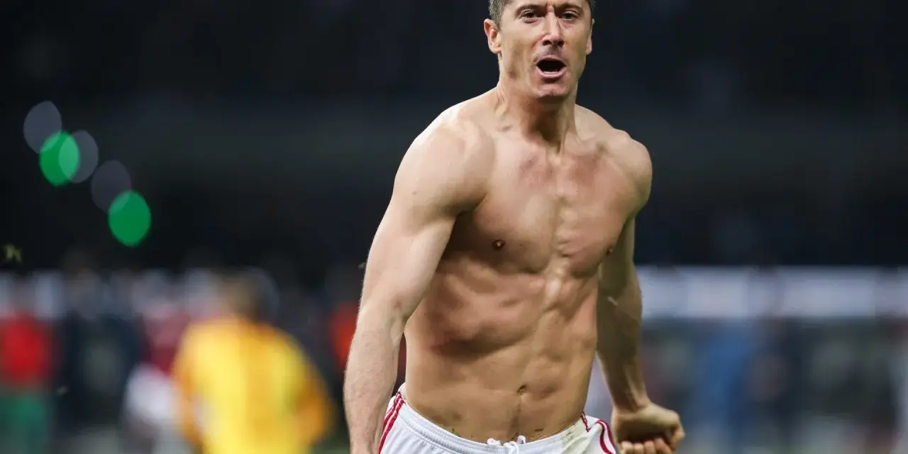 Robert Lewandowski, znany z imponującego wzrostu i sylwetki, świętuje bramkę.