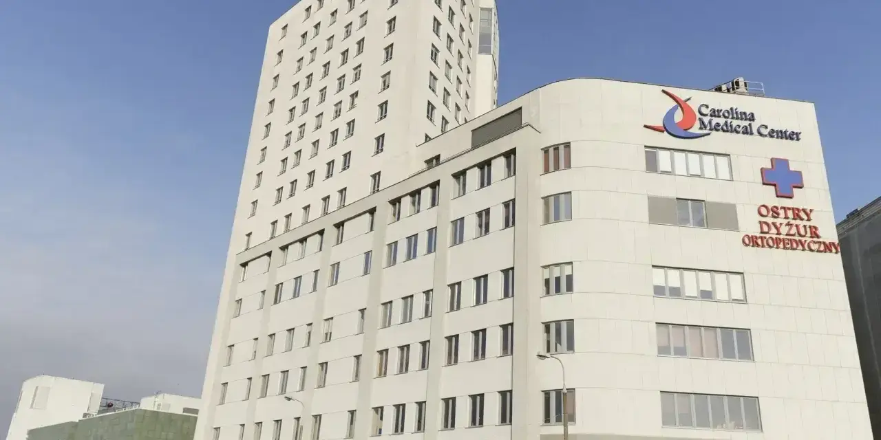 Nowoczesny budynek Carolina Medical Center z logo i napisem "Ostry Dyżur Ortopedyczny".