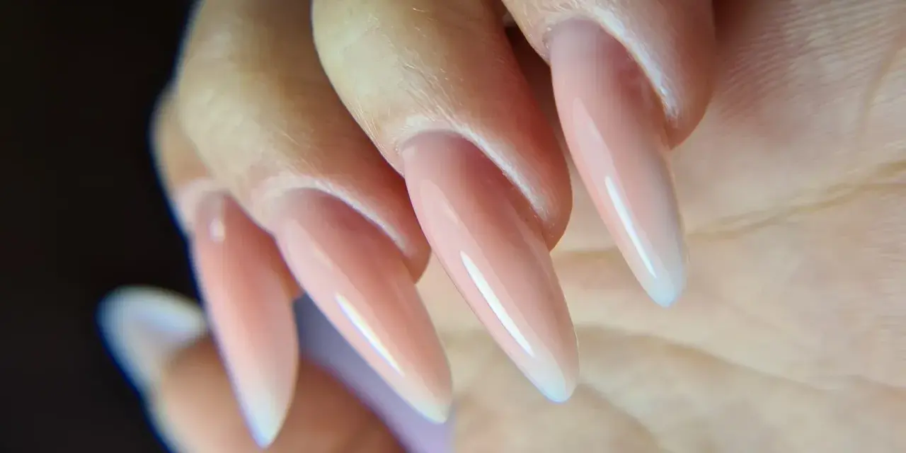 Unghie a mandorla estive con sfumatura naturale, perfette per un look chic e raffinato.