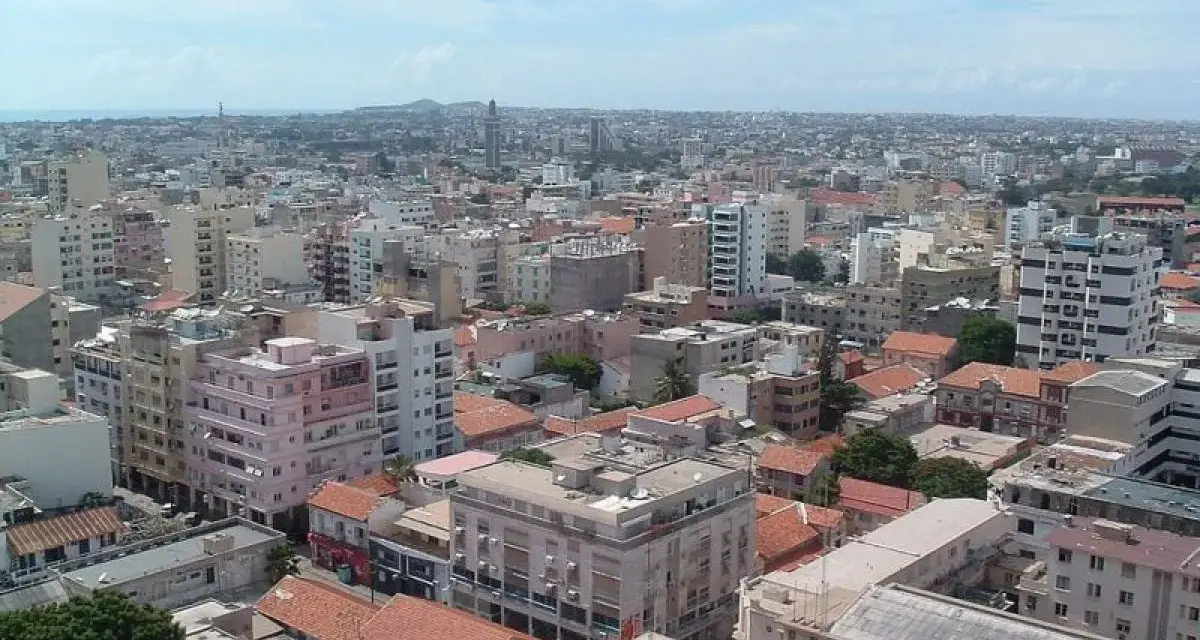 Widok na rozległe senegal miasta z wieloma budynkami i dachami.
