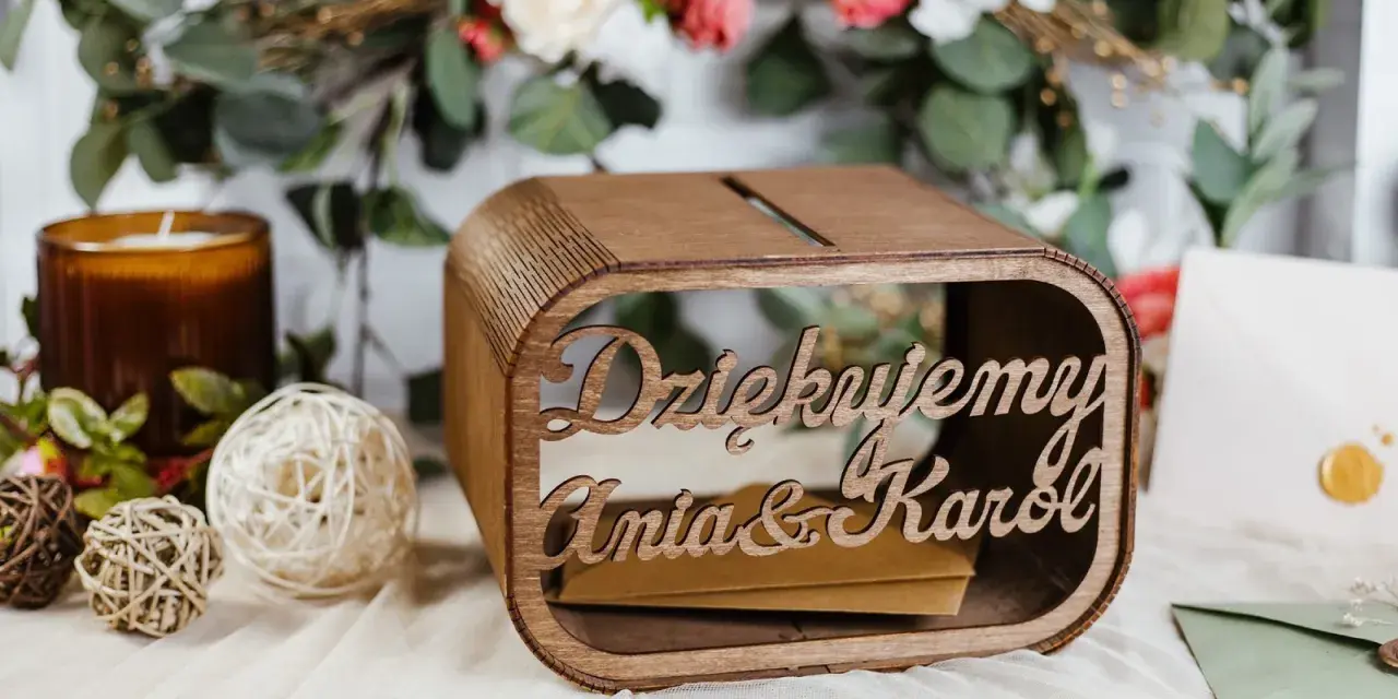 Drewniana skrzynka z napisem "Dziękujemy Ania & Karol" na koperty, idealna na ślub. Jak zapakować zdrapki na ślub? Włóż je do tej uroczej skrzyneczki!