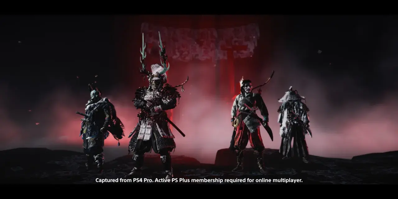 Czterech wojowników w zbrojach, jak z Ghost of Tsushima: Bajarz legend, stoi na tle czerwonej mgły i bramy torii.