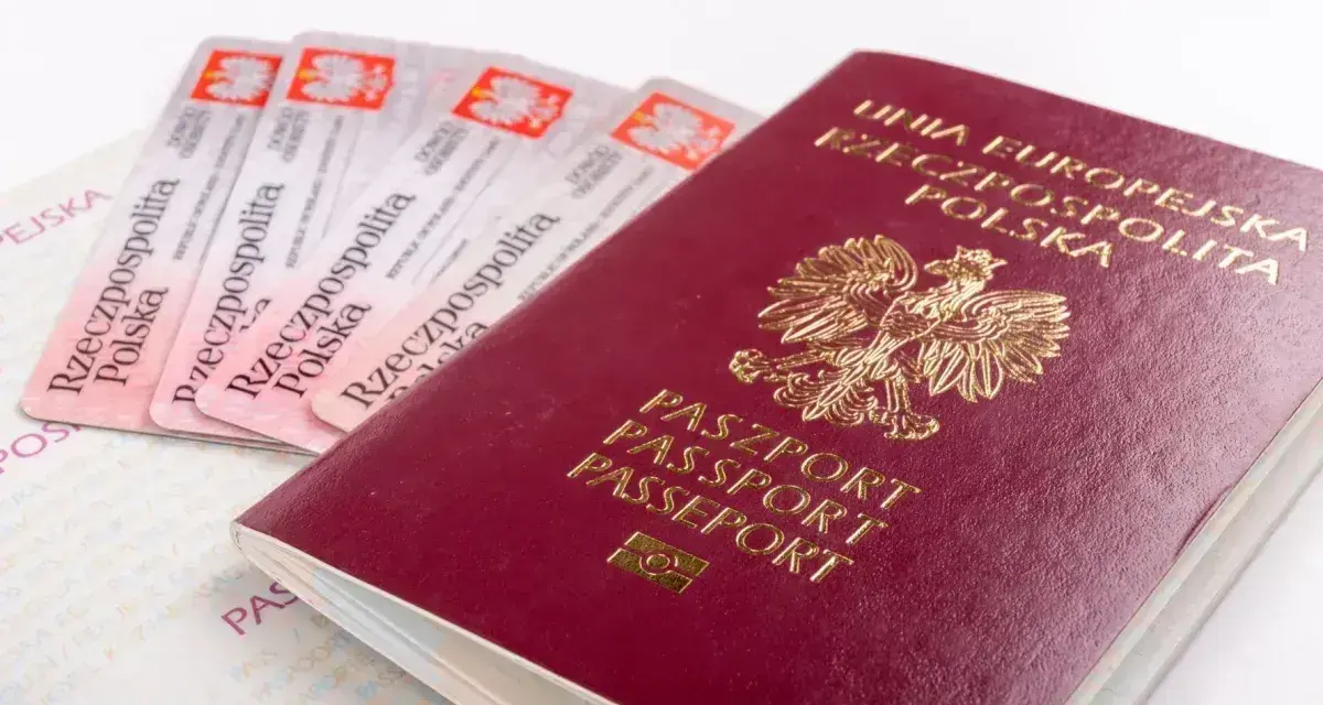 Polski paszport i kilka dowodów osobistych. Czy na Teneryfę trzeba paszport? Tak, jako obywatel UE potrzebujesz paszportu lub dowodu osobistego.