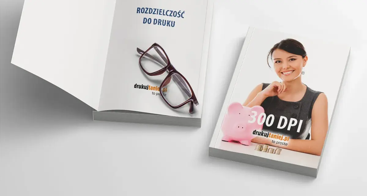 Okładka broszury z napisem "Rozdzielczość do druku" i okularami. Obok druga okładka z uśmiechniętą kobietą, skarbonką i napisem "300 DPI".