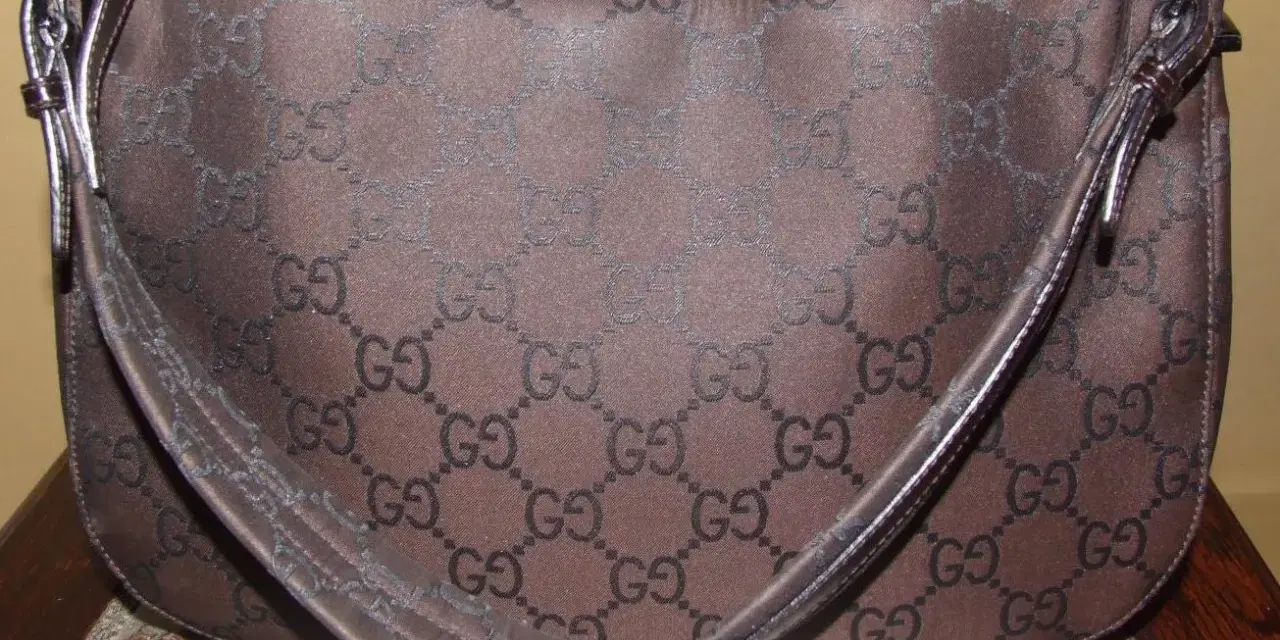 Brązowa torebka Gucci vintage z monogramem GG. Klasyczny dodatek, który nigdy nie wychodzi z mody.