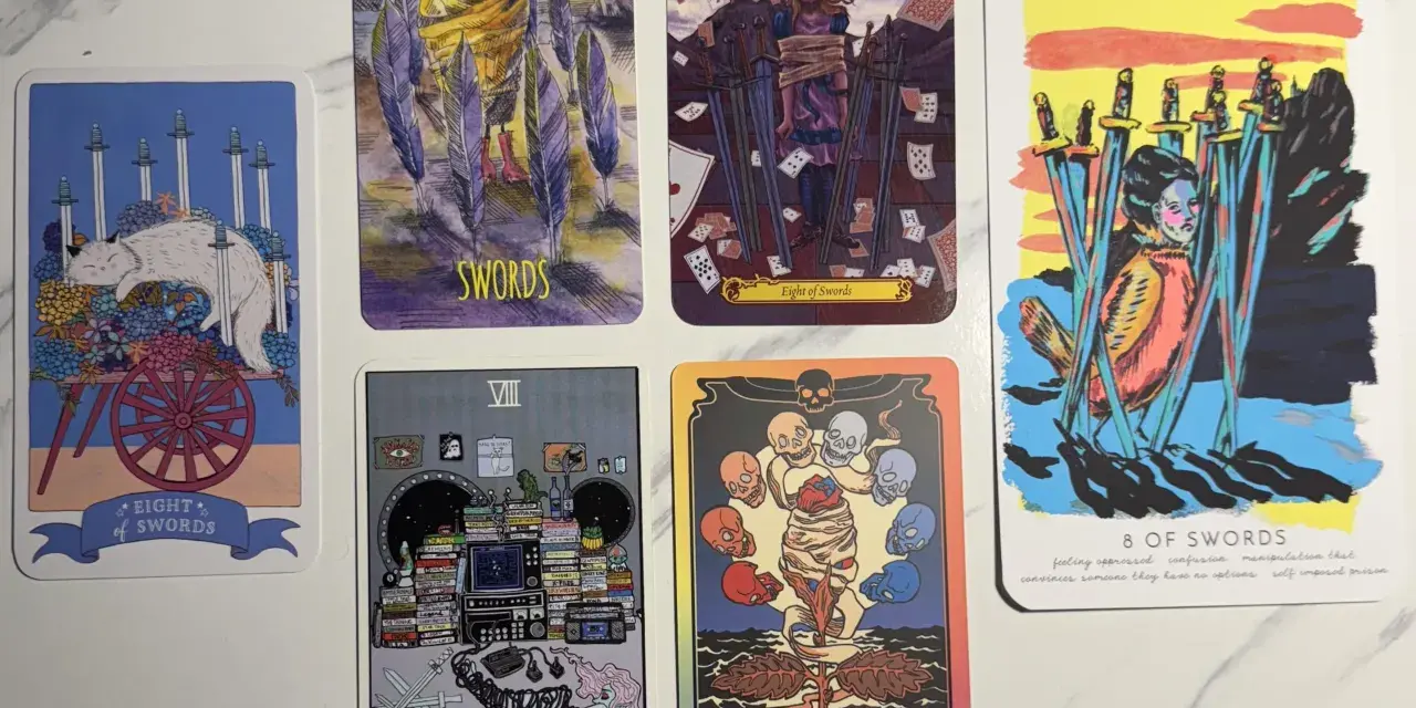 Cinco cartas del tarot, la mayoría con espadas, sobre un fondo blanco.