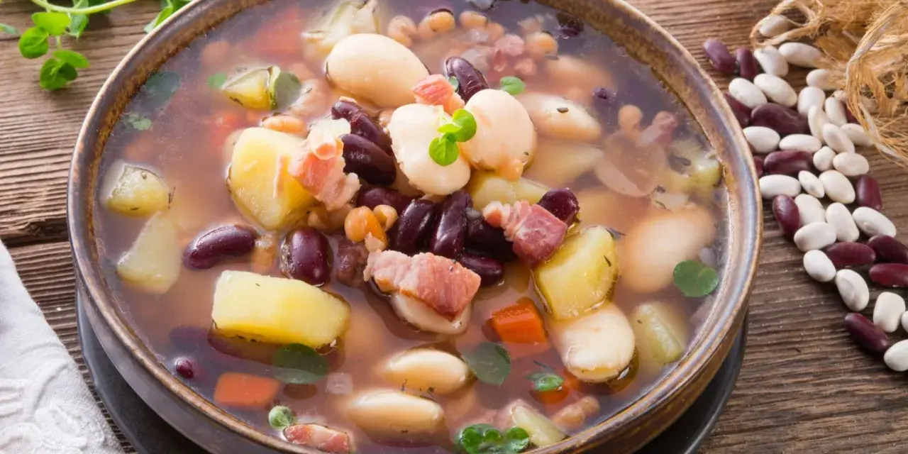 Gęsta zupa fasolowa, jak z przepisu babci, z ziemniakami, boczkiem i różnymi rodzajami fasoli.